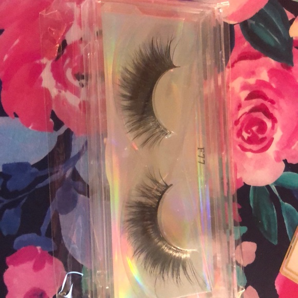 false lashes - Picture 3 of 3